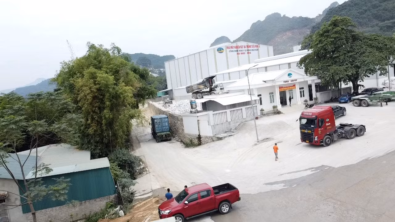Có nhà chỉ cách nhà máy chế biến bột đá khoảng 10m.