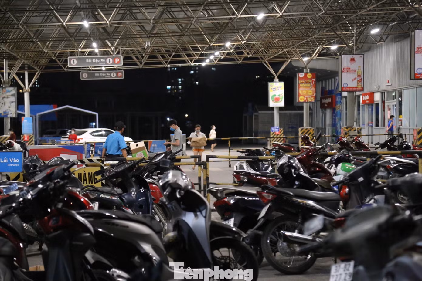 Tại Siêu thị MM Megamaket (phường Bến Thuỷ), hàng trăm người dân cũng đổ xô tới để mua hàng.
