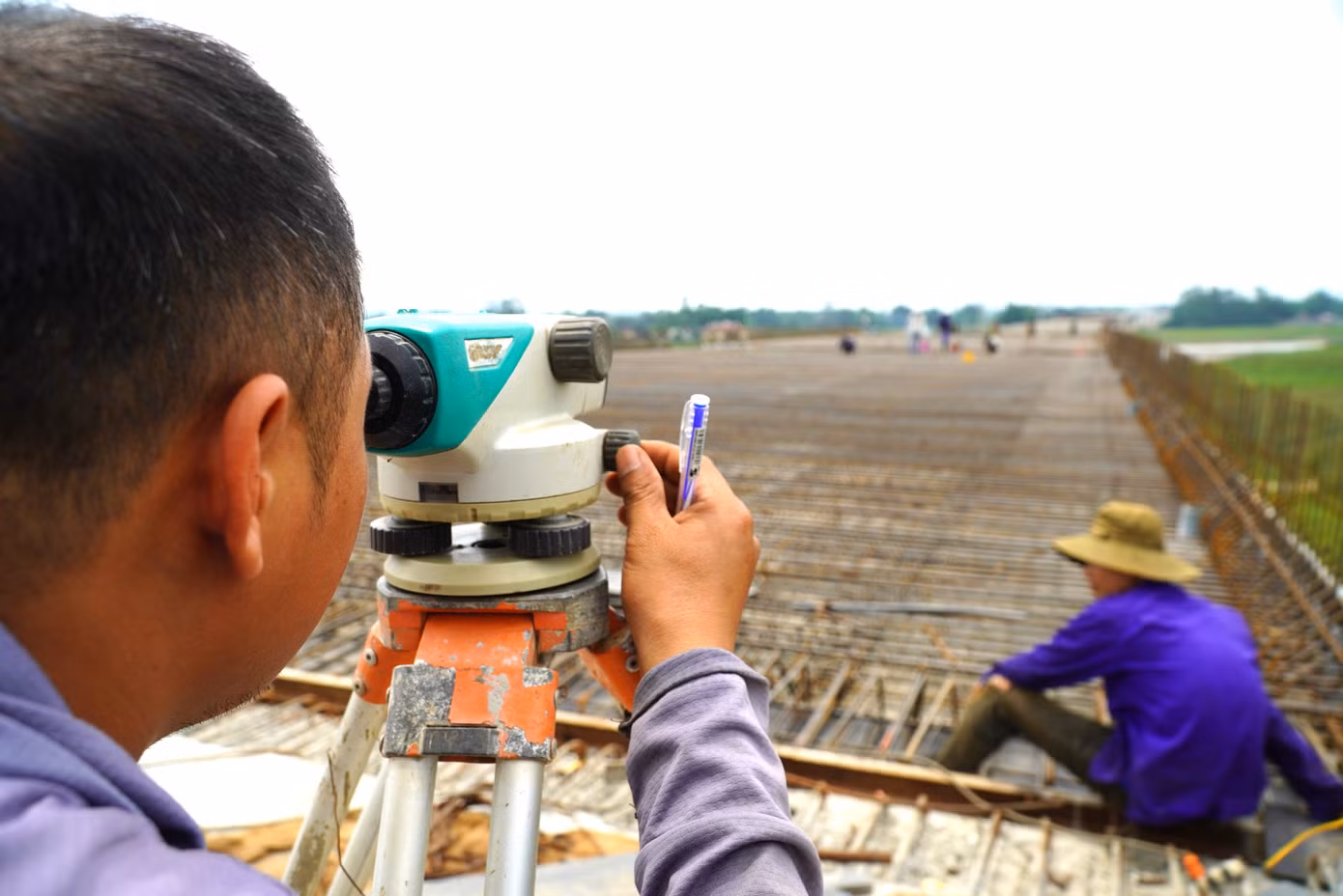 Kỹ sư Nguyễn Quang Trung, Công ty CP Tập đoàn Cienco 4 cho biết: Để đảm bảo tiến độ dự án nhưng cũng đảm bảo sức khỏe cho cán bộ, kỹ sư, công nhân, tập đoàn đã có những điều chỉnh về giờ giấc làm việc. Công nhân sẽ làm việc sớm hơn, sáng từ 6 - 10h, chiều từ 2h30 và có thể tăng ca đến 9h đêm, tuỳ vào thời tiết. Bên cạnh đó, tập đoàn cũng có thêm tiền nước để anh em bù thêm nước lúc làm việc.