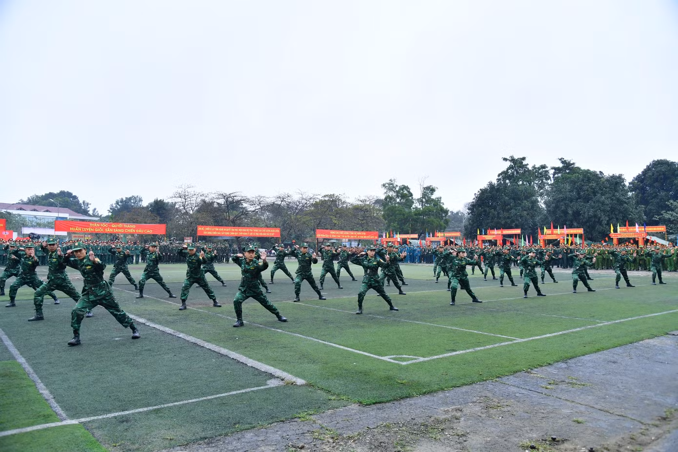 Lễ ra quân huấn luyện tỉnh Nghệ An năm 2024 vừa kết thúc nhưng ấn tượng về những tiết mục biểu diễn các bài võ tay không, dao găm, côn nhị khúc, khí công... của các nữ chiến sĩ Biên phòng tỉnh Nghệ An đã khiến cán bộ, chiến sĩ và hàng nghìn người dân trầm trồ, nể phục.