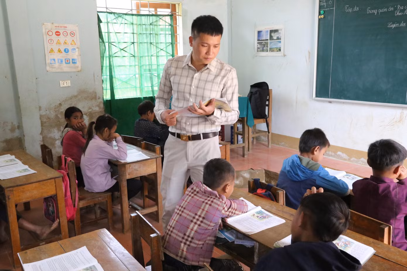 Bản Búng là bản khó khăn nhất của xã Môn Sơn, 6 thầy cô giáo phụ trách 5 lớp với 64 học sinh, 100% là người dân tộc Đan Lai.