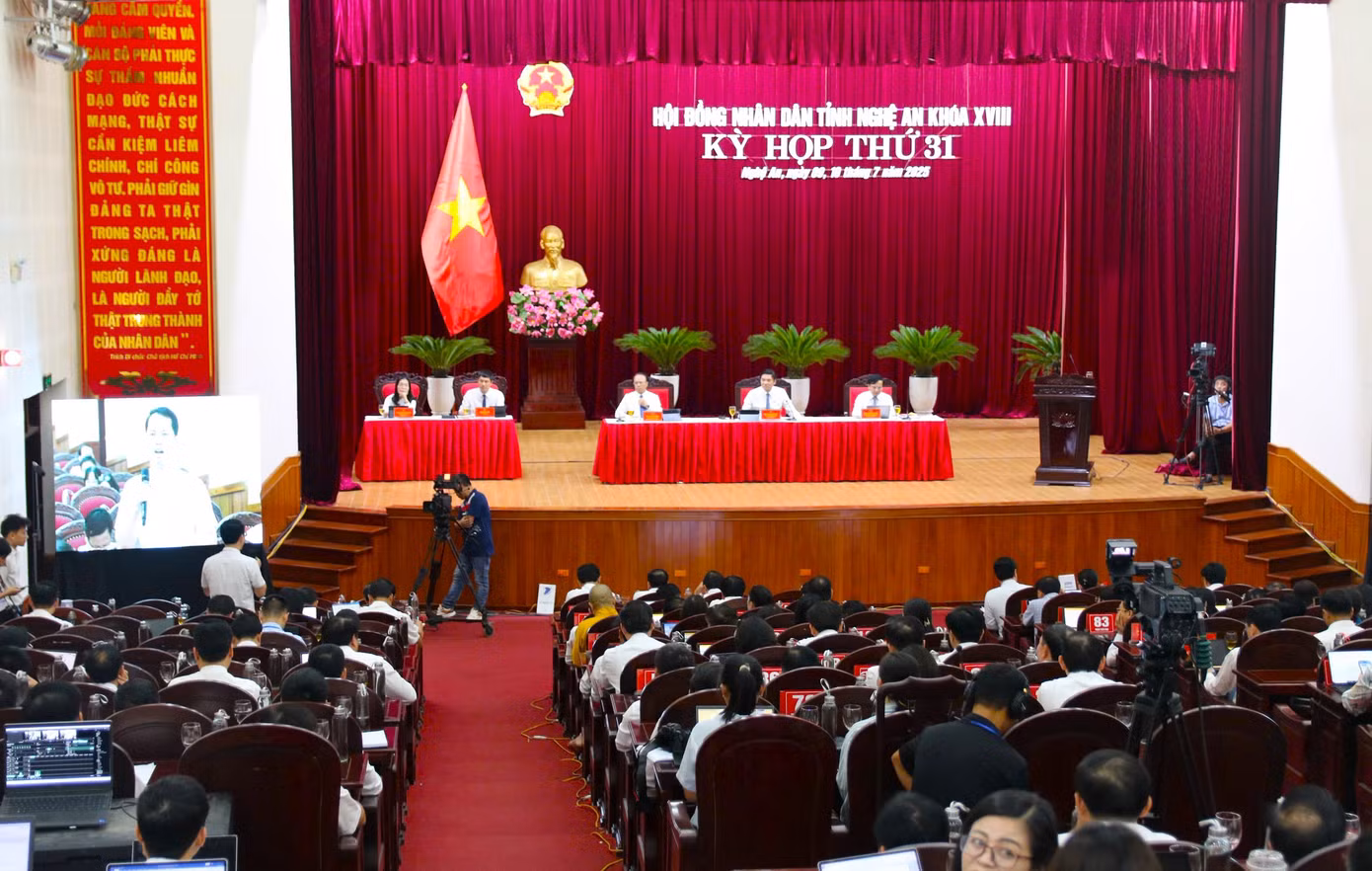 Quang cảnh Kỳ họp thứ 31 Hội đồng nhân dân tỉnh Nghệ An khóa XVIII.