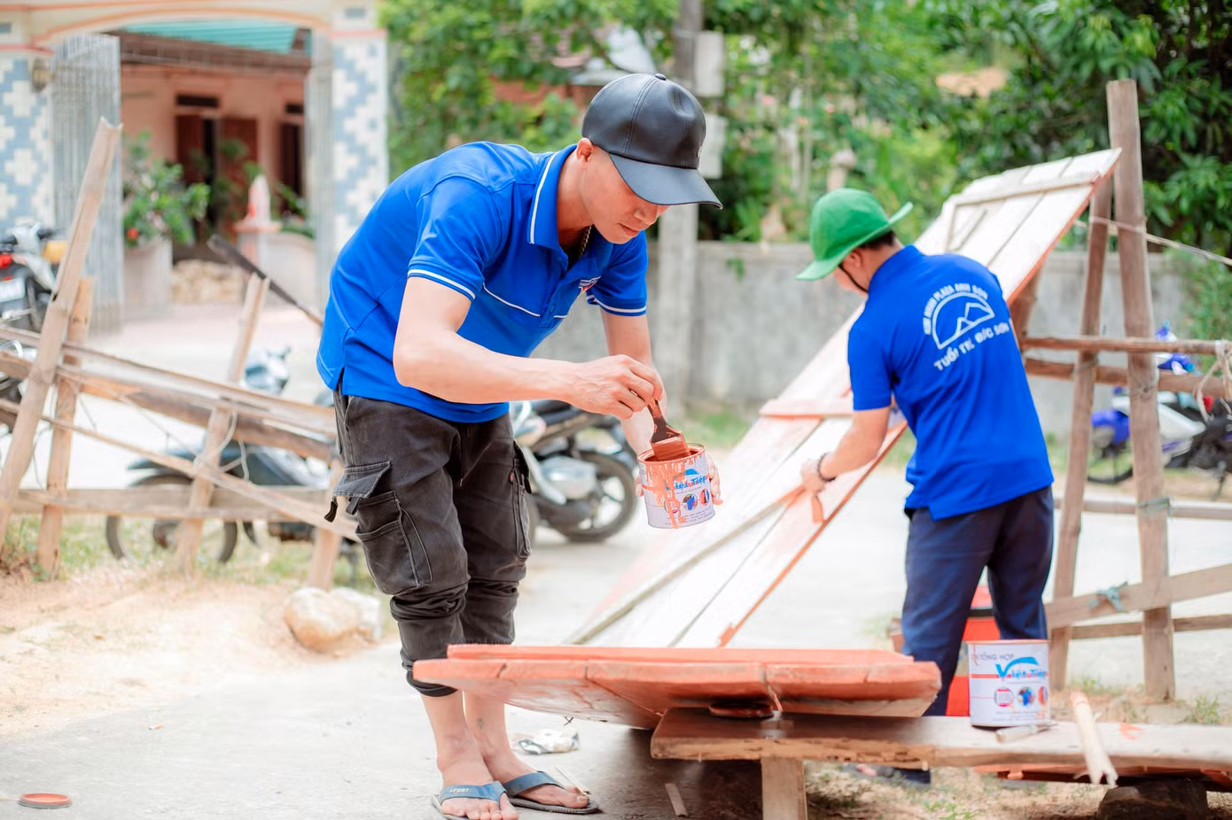 Thanh niên sơn lại cánh cửa cho nhà bà Triêm