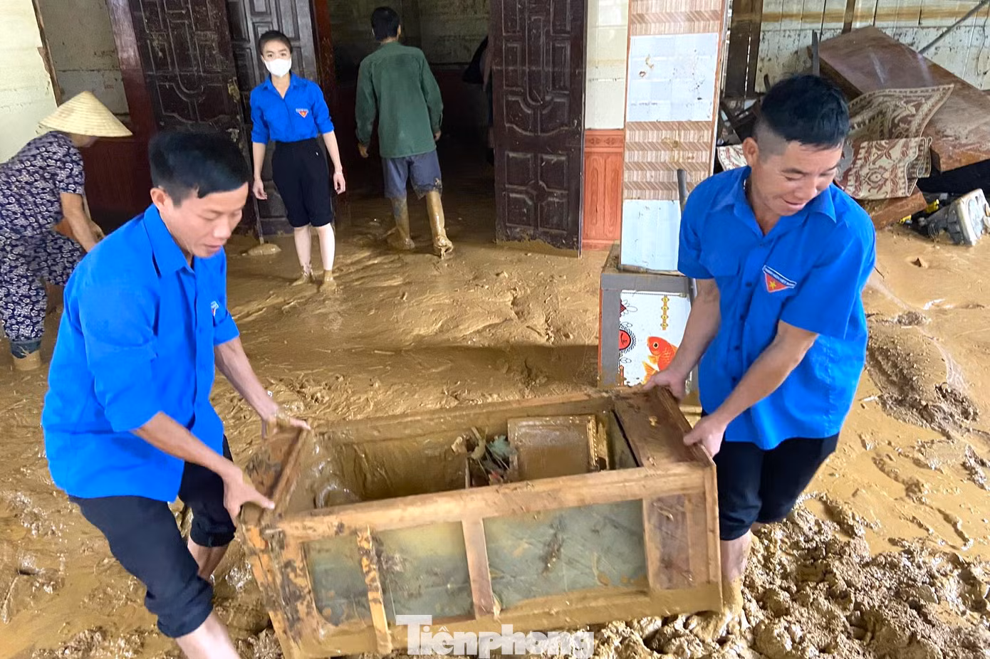 Bí thư Tỉnh Đoàn Nghệ An động viên các đoàn viên thanh niên tình nguyện xung kích tại tâm lũ. Hình ảnh “áo xanh” phủ khắp các bản làng giúp đỡ bà con khắc phục hậu quả do mưa lũ gây ra thể hiện tinh thần "đâu cần thanh niên có, đâu khó có thanh niên".