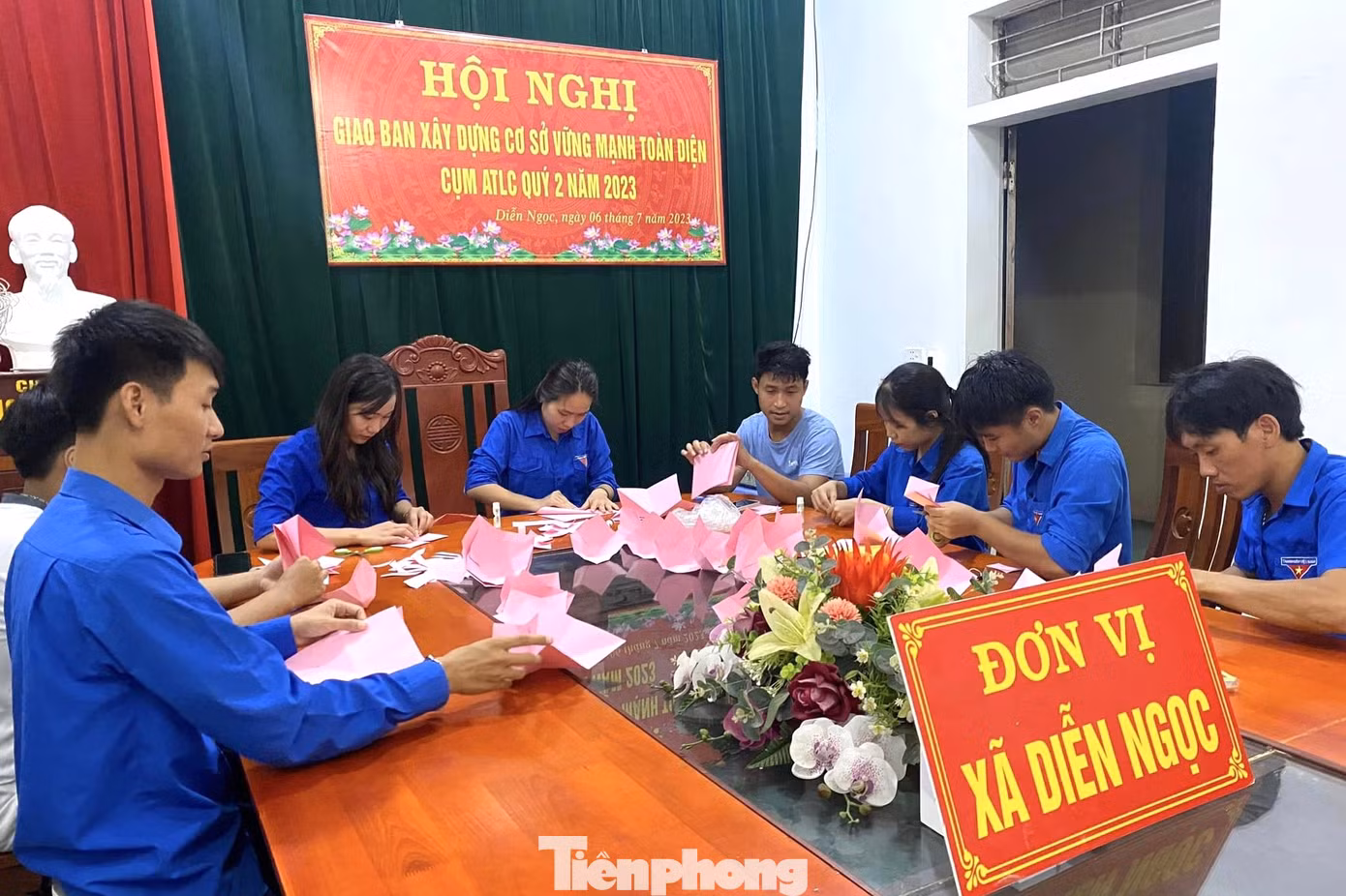 Đoàn xã Diễn Ngọc, huyện Diễn Châu tổ chức gấp giấy hoa đăng để chuẩn bị cho buổi lễ thắp nến tri ân vào tối ngày 25/7.