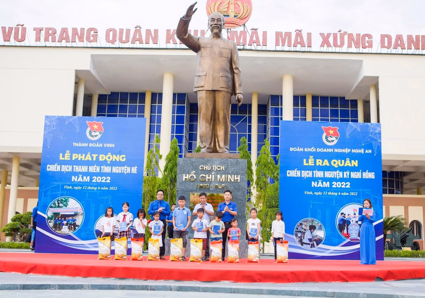 Trao quà cho các em nhỏ có hoàn cảnh khó khăn. (Ảnh: TH)