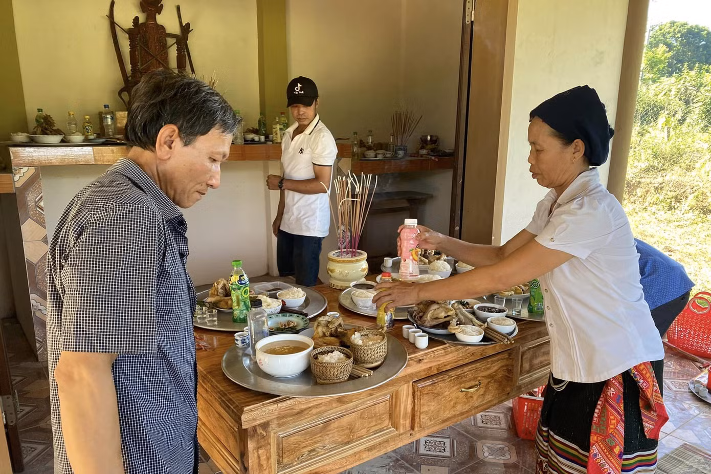 Bà con dòng họ Lữ ở bản Liên Đình, xã Chi Khê, huyện Con Cuông, Nghệ An soạn mâm cúng.