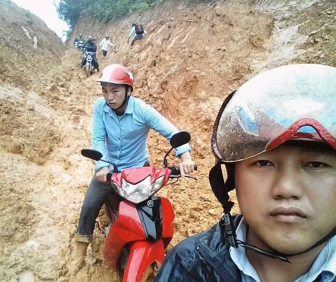Thầy Lê Xuân Thắng, Hiệu trưởng Trường Tiểu học Tri Lễ 4, huyện Quế Phong cho biết: "Điểm trường Huồi Mới cách trung tâm xã Tri Lễ hơn 10km, các thầy giáo đi từ rất sớm nhưng cũng mất gần 4 giờ đồng hồ mới vào tới nơi. Mưa lớn, các tuyến đường sạt lở nên việc di chuyển rất khó khăn".