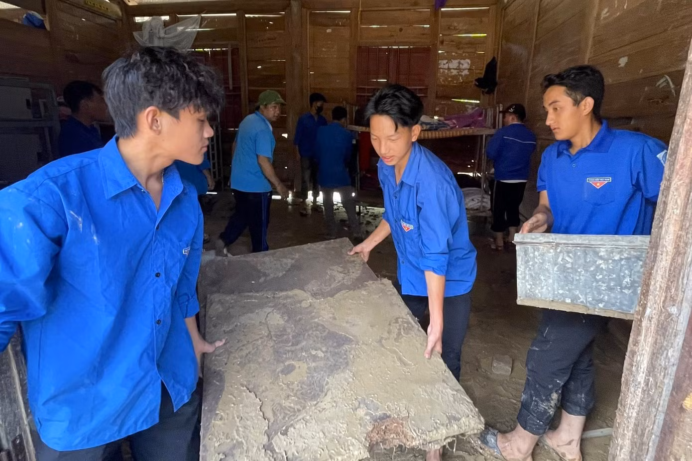 Phát huy tinh thần xung kích, tình nguyện, sau khi lũ rút, lực lượng đoàn viên thanh niên xã Hữu Khuông đã hỗ trợ nhà trường dọn dẹp.