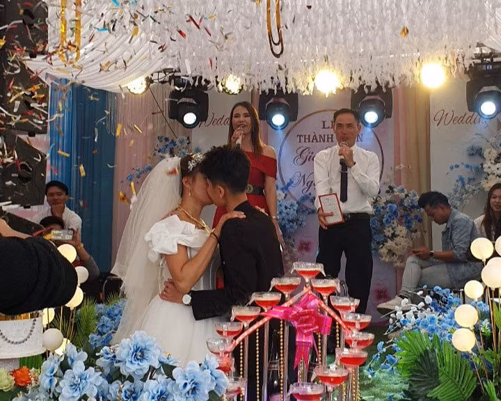 Cả hai không ngần ngại trao nhau nụ hôn tại lễ cưới Cả hai không ngần ngại trao nhau nụ hôn tại lễ cưới