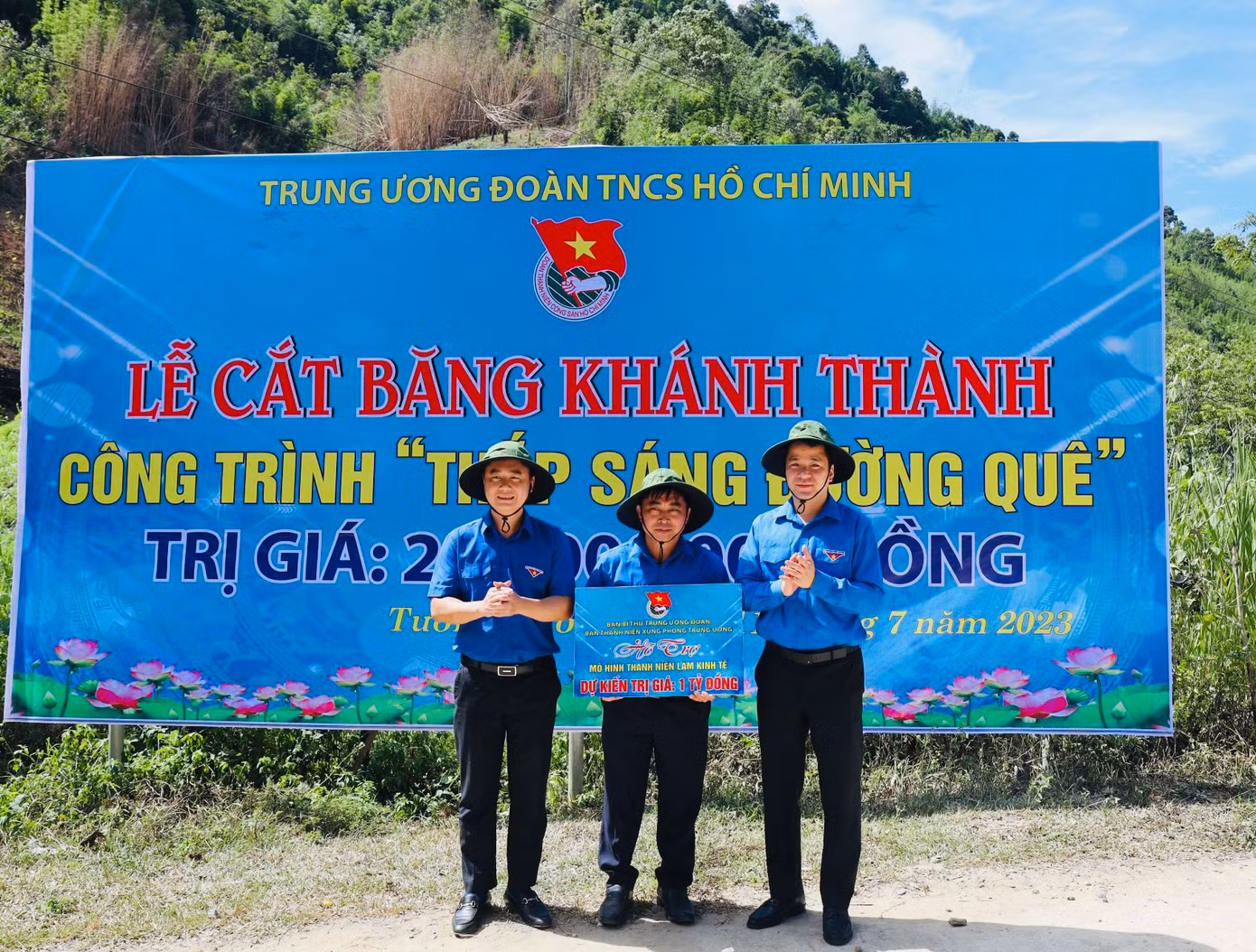 Anh Ngô Văn Cương trao biển hỗ trợ mô hình nuôi lợn đen trị giá 1 tỷ đồng cho Tổng đội TNXP 9. Năm 2022, tổng đàn lợn của tổng đội đạt 205 con, vượt chỉ tiêu chăn nuôi đề ra từ đầu năm.