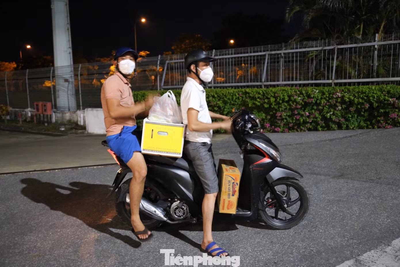 Người dân thành phố Vinh tranh thủ ít giờ ngắn ngủi đi mua hàng tích trữ trong thời gian "ở yên trong nhà".