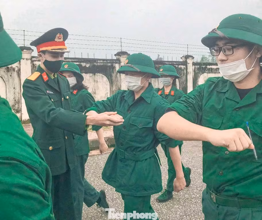 Hỗ trợ giảng viên hướng dẫn học quân sự