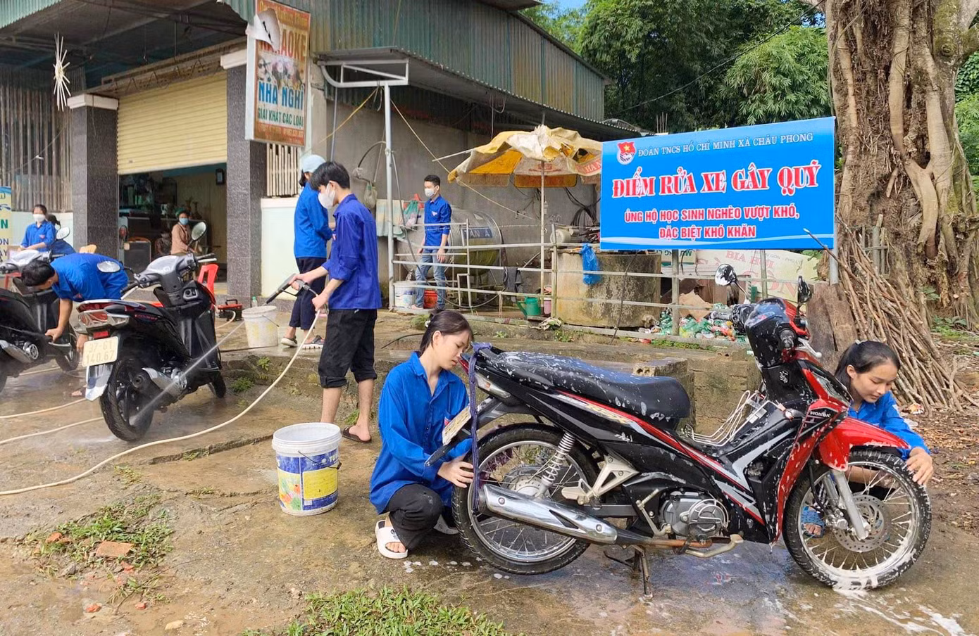 Nhằm chia sẻ khó khăn, động viên tinh thần các em học sinh nghèo vượt khó, đặc biệt khó khăn trước thềm năm học mới, BTV Huyện Đoàn Quỳ Châu (Nghệ An) đã triển khai đồng loạt hoạt động rửa xe gây quỹ tại 12 xã, thị trấn trên địa bàn. (Ảnh: TH)