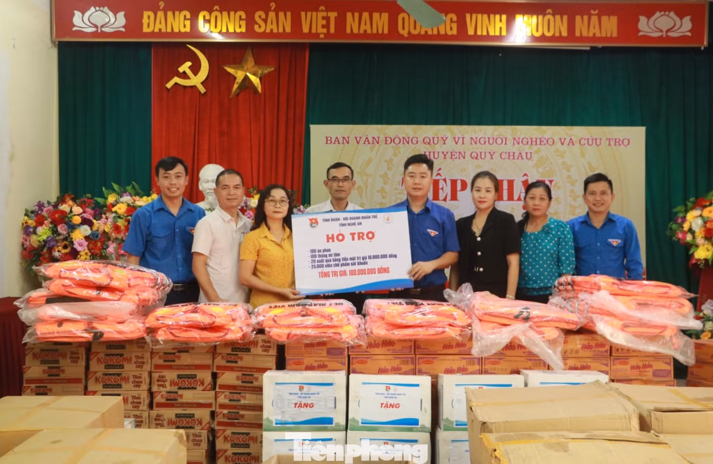 Tại đây, Bí thư Tỉnh Đoàn Nghệ An, Hội doanh nhân trẻ Nghệ An đã trao tặng 100 áo phao, 100 thùng mì tôm, 20 suất quà cho 20 học sinh trường THPT Quỳ Châu bị nước lũ cuốn trôi sách vở, đồ đạc và 25.000 viên chế phẩm sát khuẩn. Tổng giá trị trao tặng là 100 triệu đồng.