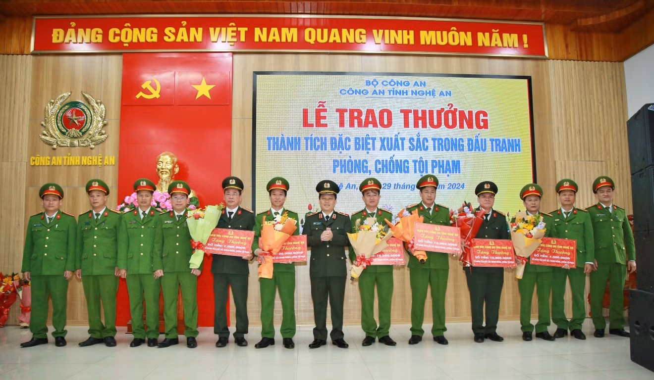 Công an tỉnh Nghệ An khen thưởng Ban chuyên án đấu tranh tội phạm công nghệ cao.
