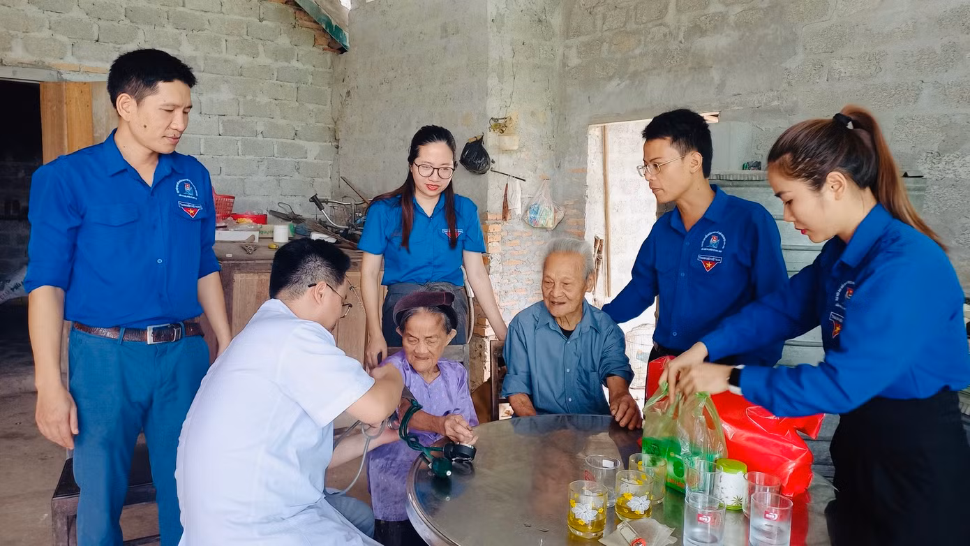 “Thấm nhuần đạo lý “Uống nước nhớ nguồn” của dân tộc, những năm qua, tuổi trẻ huyện Anh Sơn đã phát huy tinh thần xung kích tình nguyện trong các hoạt động đền ơn đáp nghĩa. Mỗi việc làm ý nghĩa, nhân văn của tuổi trẻ gửi gắm tấm lòng tri ân người có công trên địa bàn”, anh Quỳnh chia sẻ.