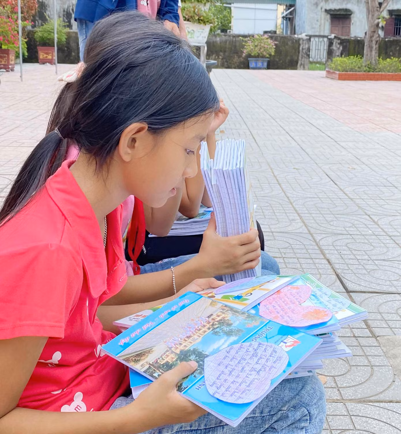 Những quyển vở viết tuy giá trị vật chất không nhiều, nhưng chứa đựng tình cảm lớn. Các em mong rằng sự giúp đỡ, chia sẻ của mình sẽ là nguồn động lực, niềm vui cho các bạn cùng trang lứa ở vùng lũ, để các bạn sớm quay lại học tập bình thường.