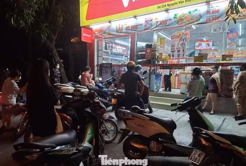 Tại một số điểm, người dân đứng xếp hàng chờ đến lượt vào mua hàng