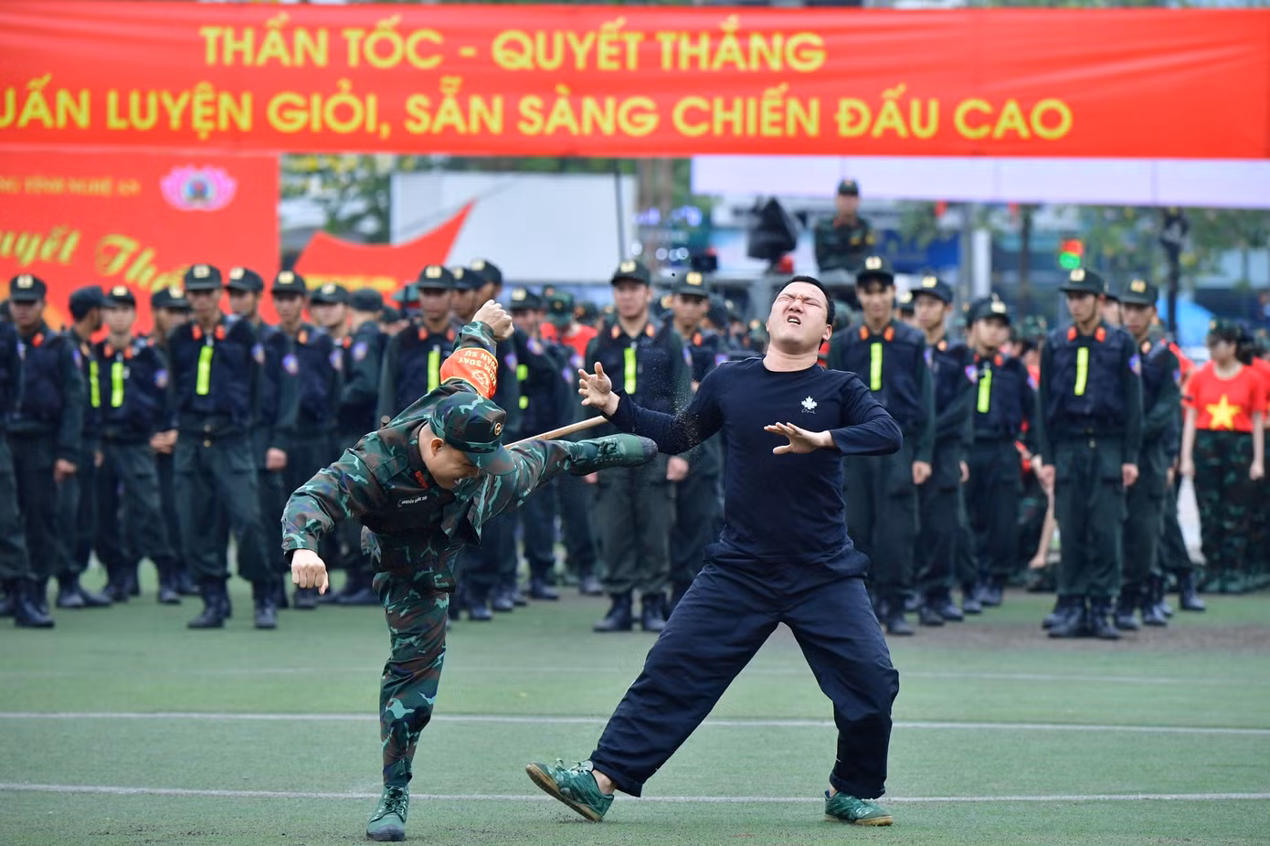 Cán bộ, chiến sĩ phô diễn sức mạnh, các bài võ thuật trấn áp tội phạm thông qua những tình huống giả định.