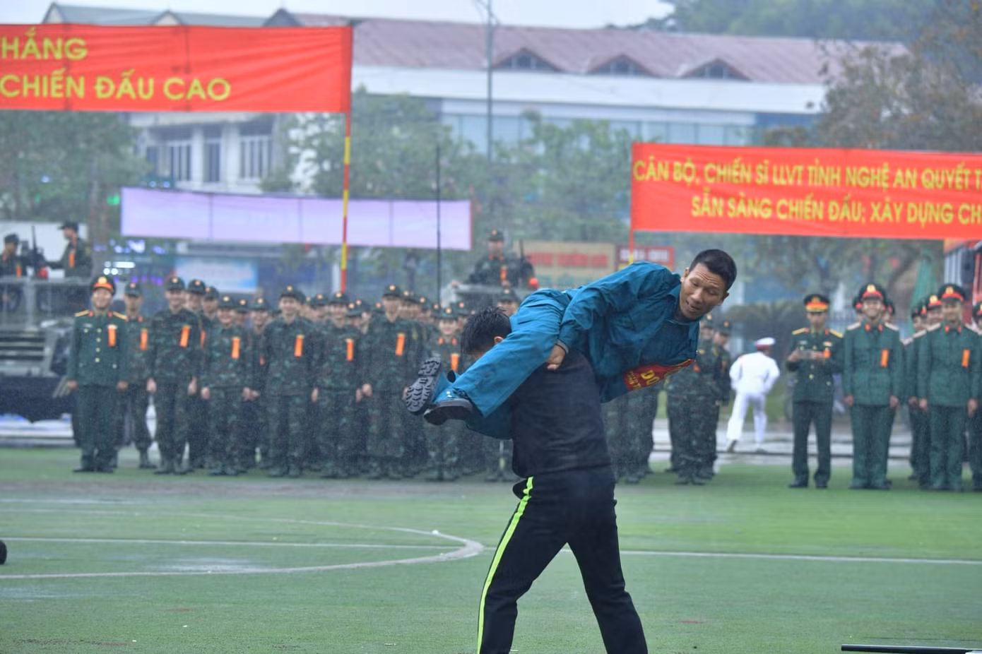 Cán bộ, chiến sĩ phô diễn sức mạnh, các bài võ thuật trấn áp tội phạm thông qua những tình huống giả định.