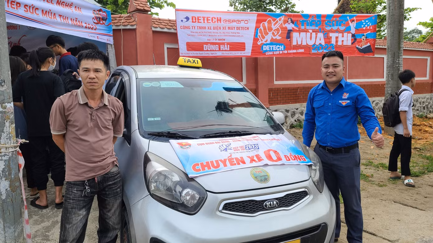 Đội xe ôm miễn phí, taxi 0 đồng sẵn sàng đưa, đón các thí sinh có hoàn cảnh đặc biệt, thí sinh khuyết tật,... đi thi.