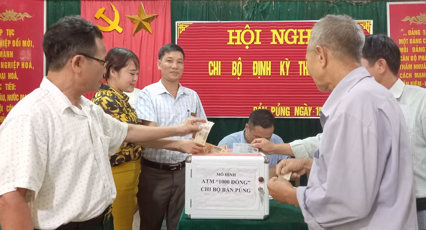 Cán bộ, người dân quyên góp mô hình "cây ATM 1.000 đồng"