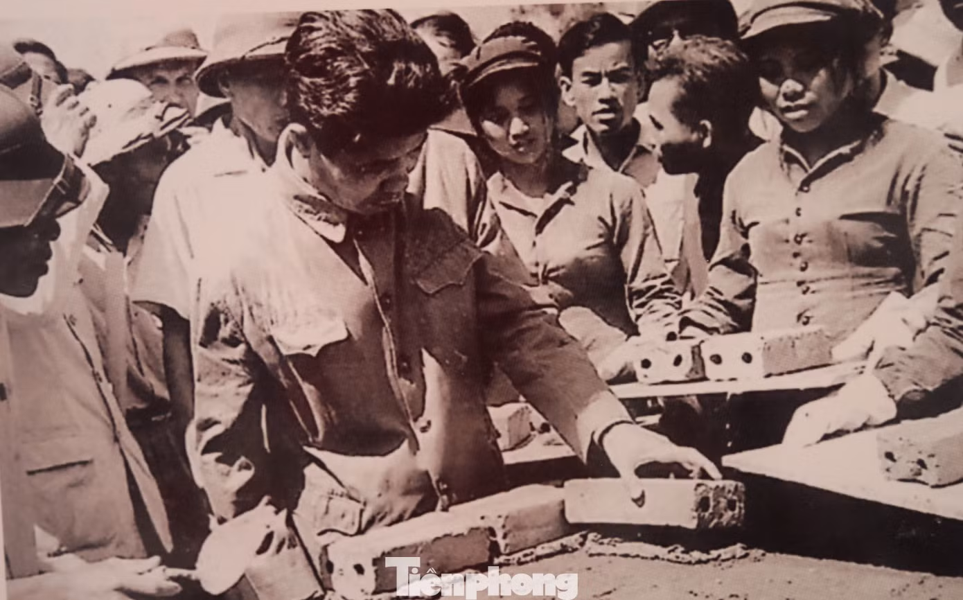 Năm 1974, Phó Thủ tướng kiêm Bộ trưởng Bộ Xây dựng Đỗ Mười đặt viên gạch đầu tiên xây chung cư Quang Trung.