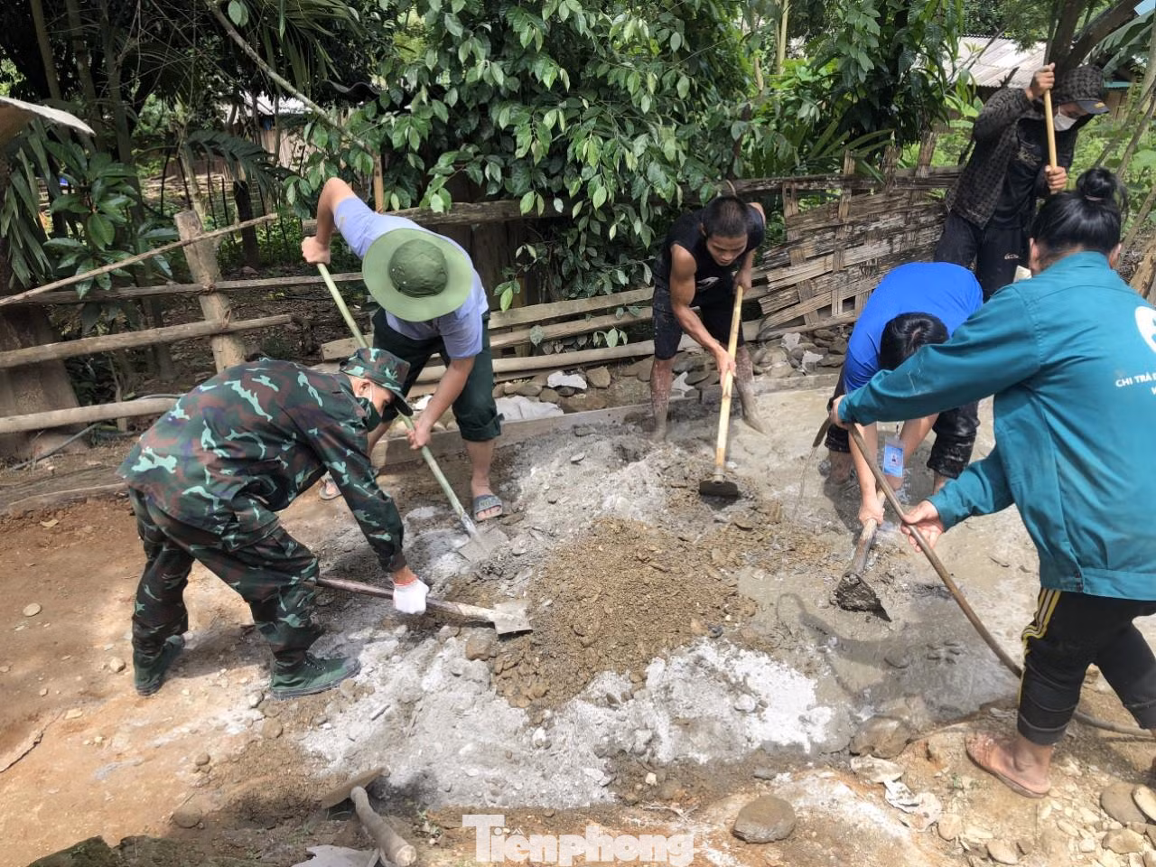 Chàng trai trẻ hỗ trợ người dân xã biên giới Tam Hợp làm đường nông thôn mới
