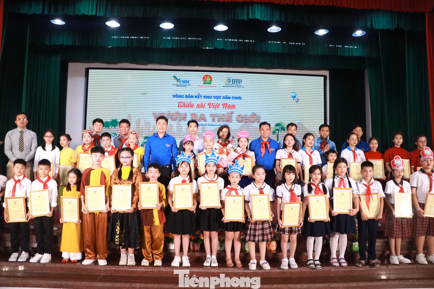 Đại biểu cùng các đội thi chụp hình lưu niệm.