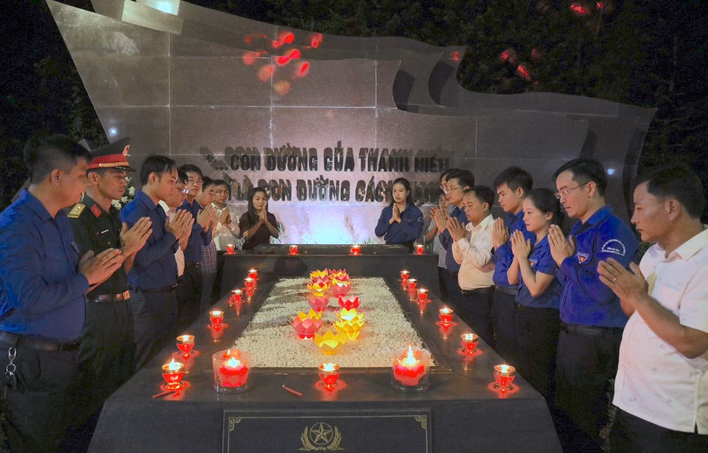 Tại Khu tưởng niệm Lý Tự Trọng, Ban Thường vụ Tỉnh Đoàn Hà Tĩnh đã tổ chức Lễ thắp nến tri ân Anh hùng Liệt sỹ Lý Tự Trọng - Người đoàn viên thanh niên cộng sản đầu tiên.