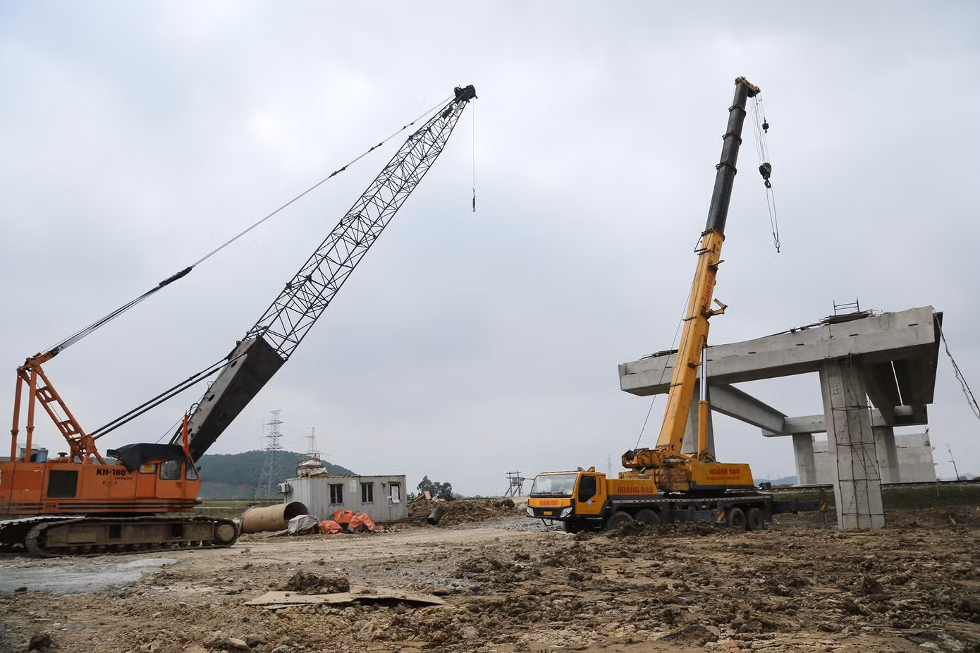 Tuyến đường cao tốc hiện đoạn qua địa bàn tỉnh Nghệ An đang dần thành hình. Tuyến đường cao tốc hiện đoạn qua địa bàn tỉnh Nghệ An đang dần thành hình.