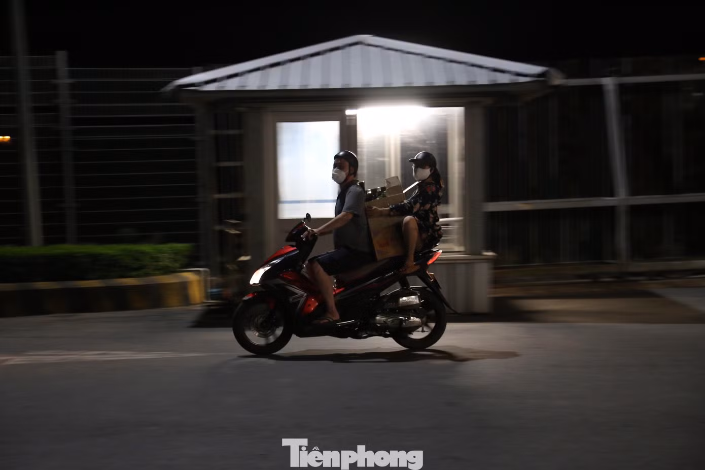 Đôi vợ chồng tranh thủ đi mua lương thực, thực phẩm cho 7 ngày không ra khỏi nhà