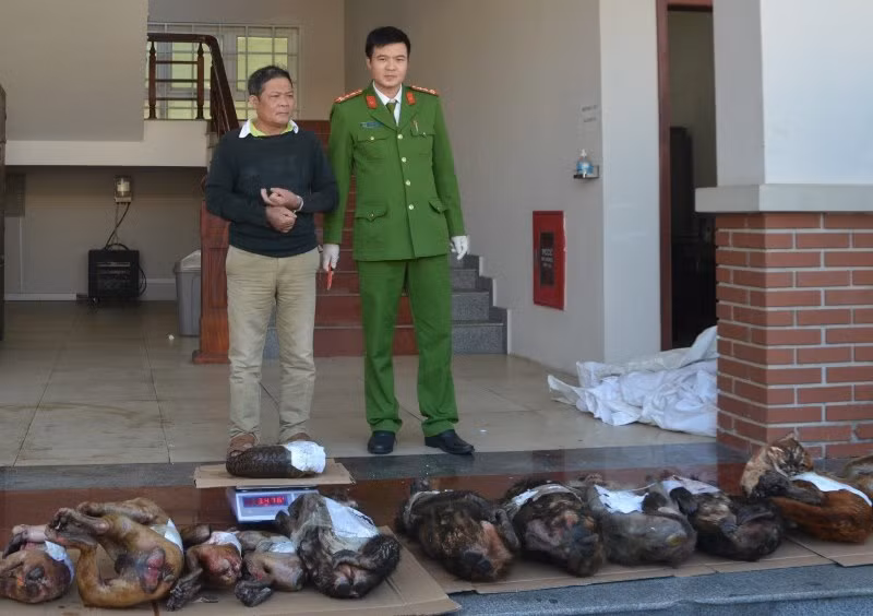 Đối tượng Đinh Văn Tin (trái) Đối tượng Đinh Văn Tin (trái)