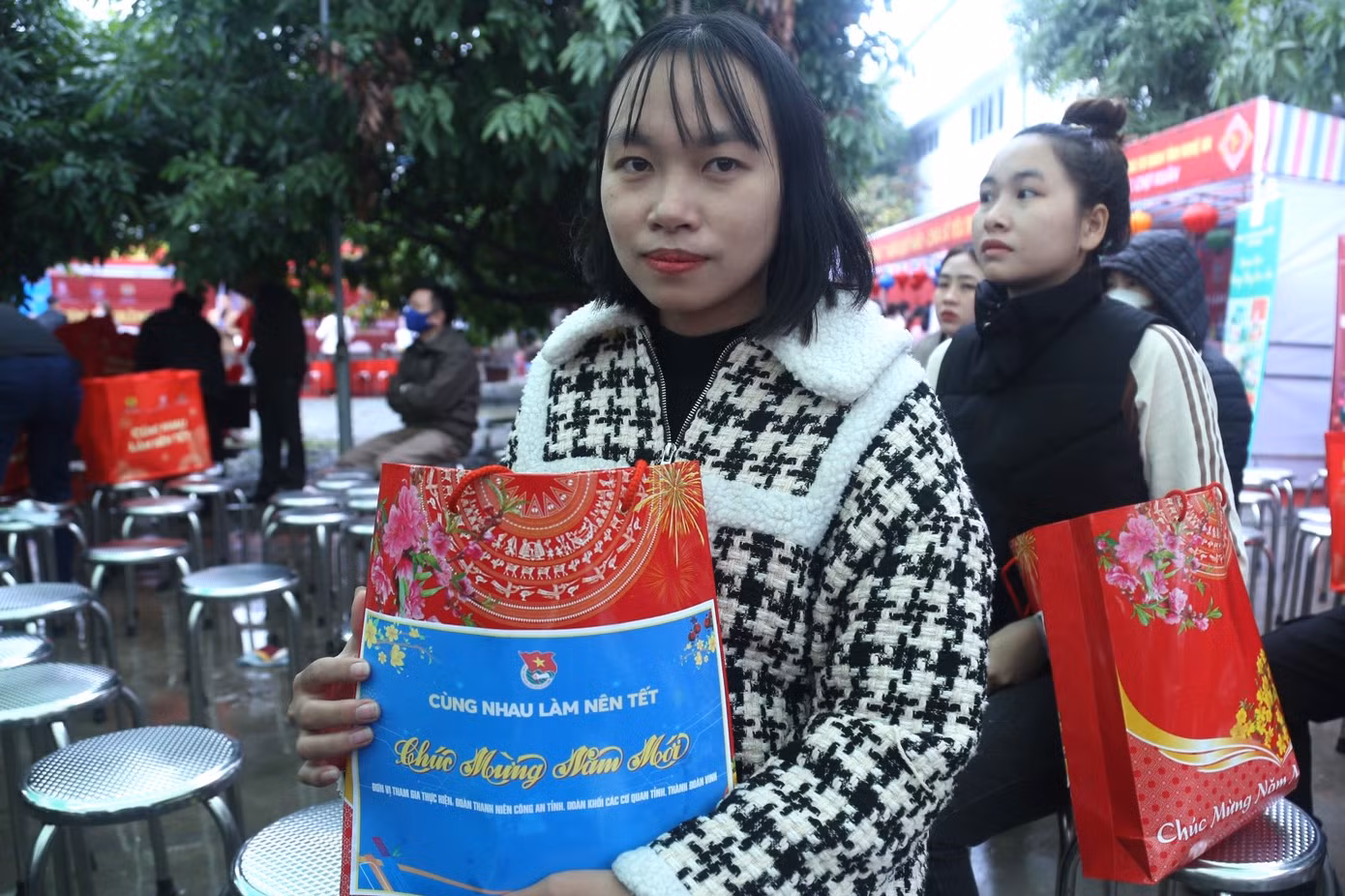 Chị Lộc xúc động khi nhận được túi quà tặng tại chương trình "Cùng nhau làm nên Tết"
