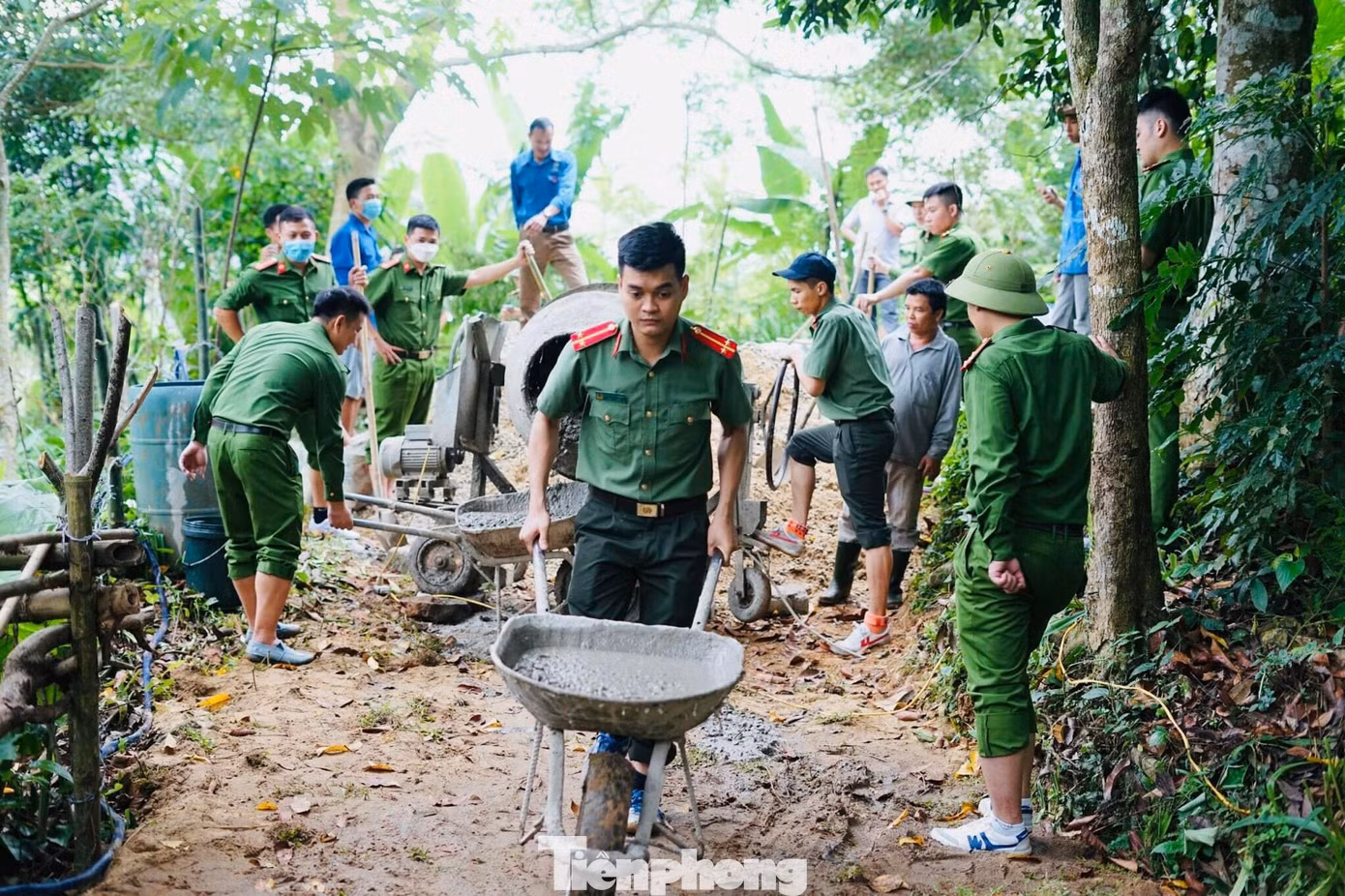 Chi đoàn Công an huyện Quỳ Hợp thực hiện mô hình 24h trải nghiệm, cùng ăn, cùng ở, cùng làm với dân, hỗ trợ người dân làm đường bê tông, sửa chữa nhà cửa, phát triển kinh tế, bảo đảm an ninh trật tự và tuyên truyền, phổ biến, giáo dục pháp luật.