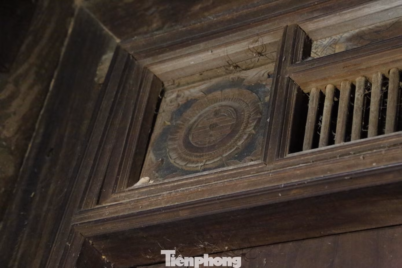 Hoa văn trên những đường kẻ ngôi nhà 6 gian của cụ Phan Thị Liên (77 tuổi) ở làng Thọ, xã Phúc Thành, huyện Yên Thành, Nghệ An. Phía trong những ngôi nhà, phần gỗ được chạm khắc rất công phu.