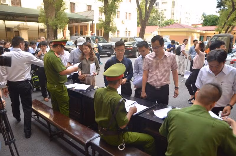 Xét xử đại án Ocean Bank: Diễn viên Quỳnh Tứ hầu tòa trong tư cách bị cáo ảnh 6