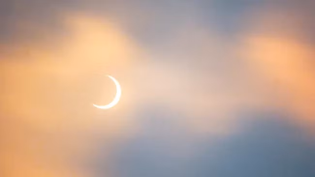 Hiện tượng nhật thực một phần sâu đang diễn ra ở phía tây Bắc bán cầu. (Ảnh: Getty Images)