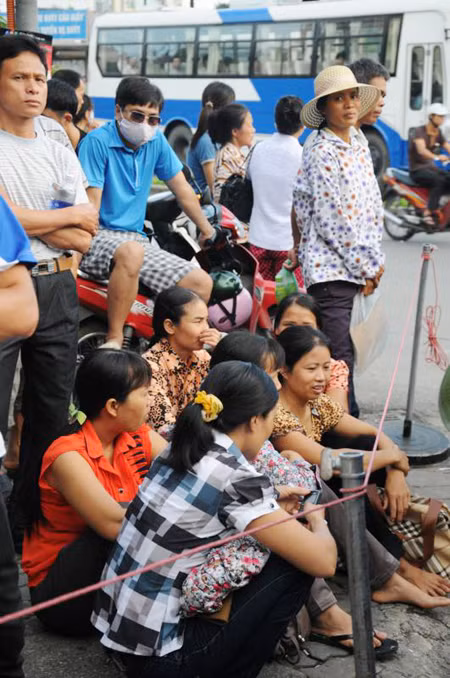 Con vào phòng thi, mẹ ở ngoài chờ đợi