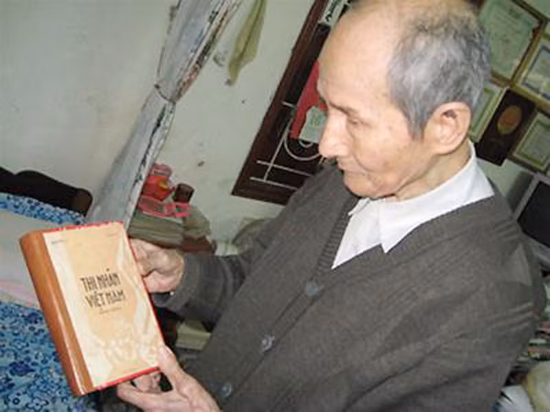 Nhà thơ Xuân Tâm và cuốn Thi nhân Việt Nam in lần đầu Ảnh: Tân Linh