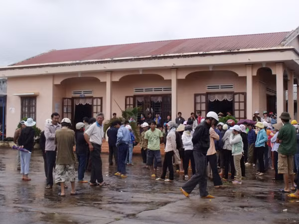 Công nhân Công ty Cà phê Đăk Đoa tập trung yêu cầu làm rõ những bất hợp lý của khoán mới