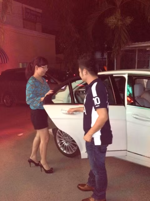 Anh rất ga lăng mở cửa cho cháu gái