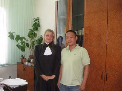 Nữ thẩm phán Nga chụp ảnh chung với tác giả