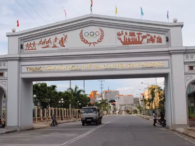 Riêng cổng vào của Trung tâm Thể dục thể thao huyện Đan Phượng (Hà Nội) cũng được đầu tư hàng tỷ đồng. ảnh: Hà Anh