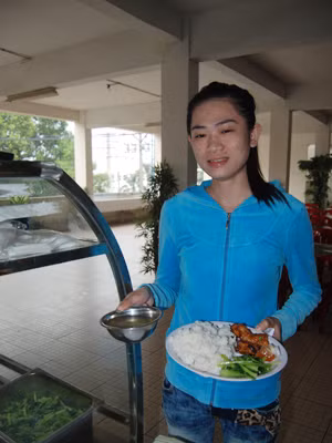 Thủy, công nhân Cty mua suất cơm ở căn tin với giá 11 ngàn đồng
