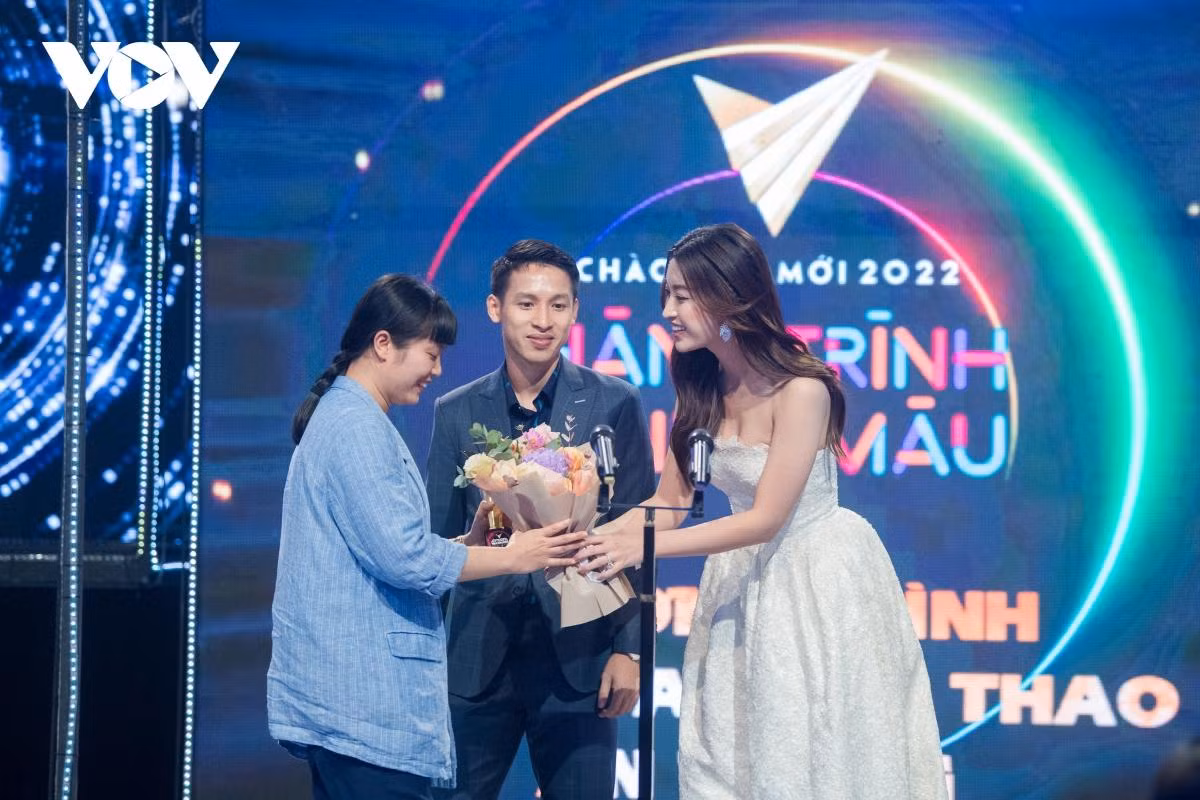 Tại lễ trao giải tối qua, Đỗ Mỹ Linh và tiền vệ Hùng Dũng trao giải tại hạng mục Chương trình văn hoá thể thao ấn tượng. Tại lễ trao giải tối qua, Đỗ Mỹ Linh và tiền vệ Hùng Dũng trao giải tại hạng mục Chương trình văn hoá thể thao ấn tượng.