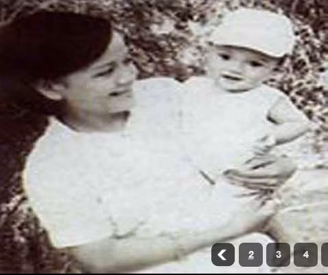 Đàm Vĩnh Hưng chia sẻ, anh sinh ra trong một gia đình khá giả, thuở bé sống cùng cha mẹ và em gái. Trong ảnh là Mr Đàm thuở nhỏ trong vòng tay của mẹ. Ông hoàng nhạc Việt ngày còn 