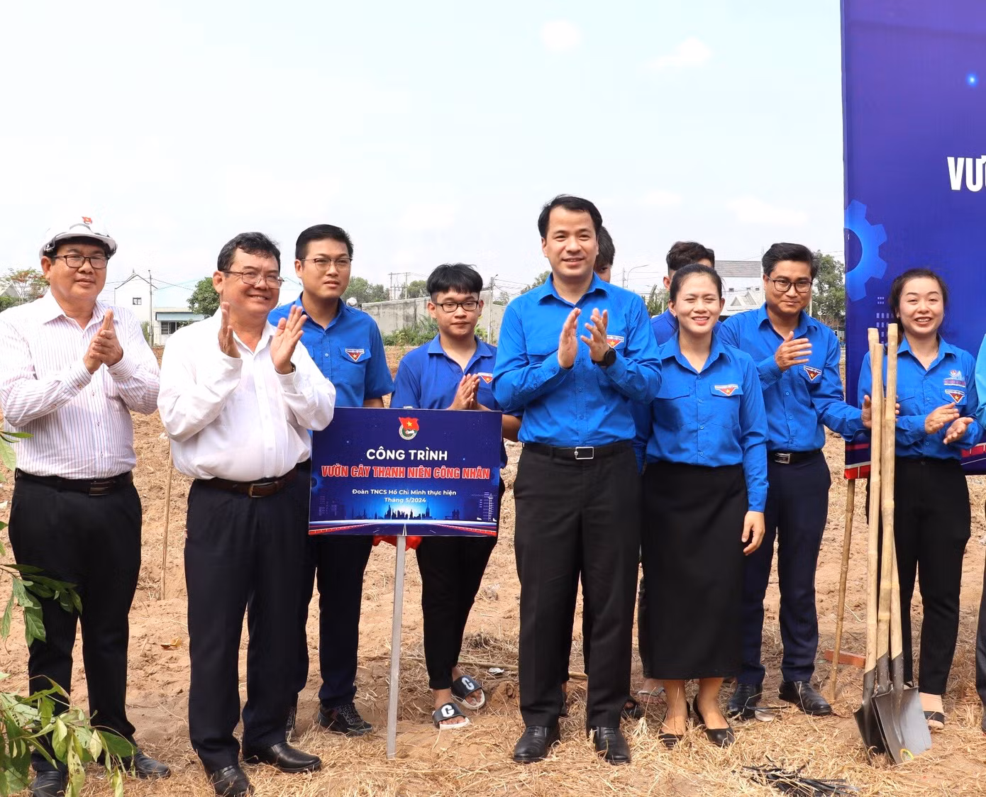 Bí thư T.Ư Đoàn Ngô Văn Cương cùng các đại biểu khánh thành công trình "Vườn cây thanh niên công nhân"