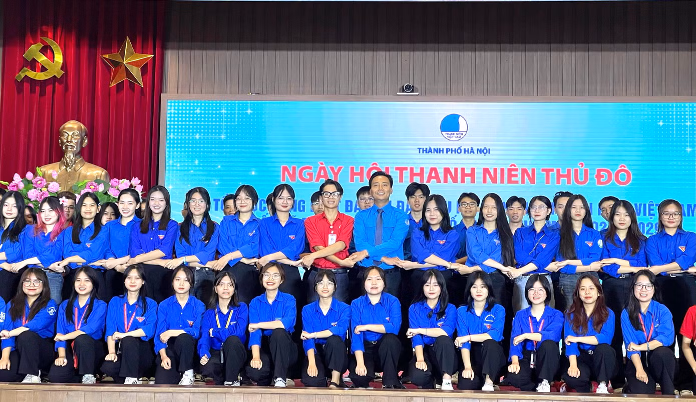 Anh Nguyễn Đức Tiến – Phó Bí thư thường trực Thành Đoàn, Chủ tịch Hội LHTN TP Hà Nội chụp ảnh cùng các bạn thanh niên tại Ngày hội